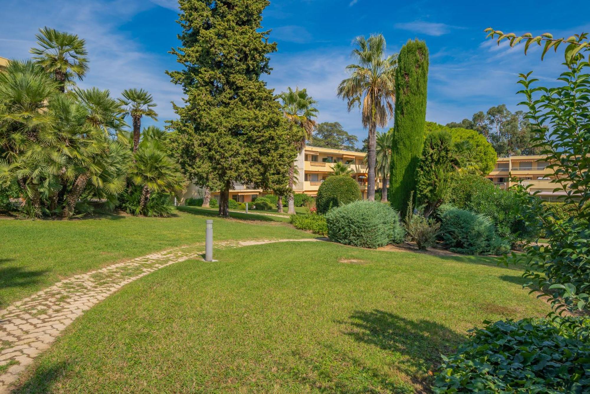 Les 15 Pins & La Mer -Your Green Getaway Near Sea & Beach Antibes Exteriör bild